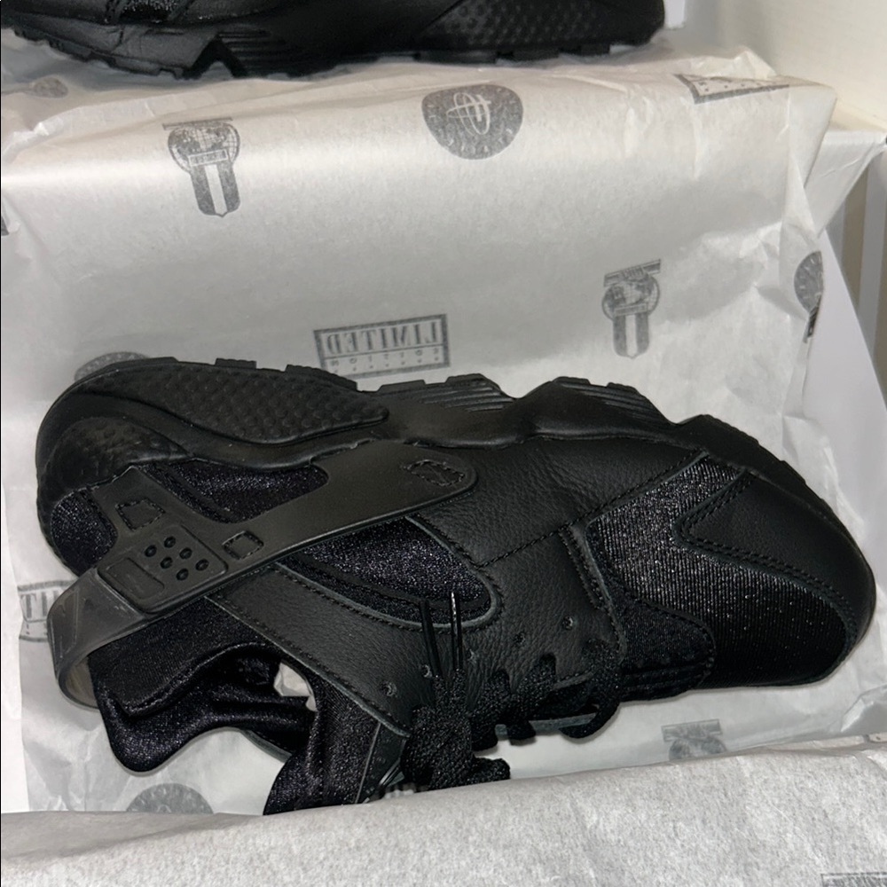 Nike Air Huarache (2021) Triple Black - Picture 5 of 5